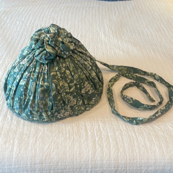 Laura Ashley Bramble pattern light fixture cover lampshade large 18 x 18 x 12“ - Picture 9 of 9